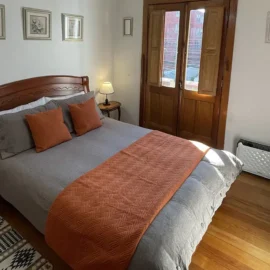 Habitación Doble con Balcón en hostal casa Torino en Providencia Santiago