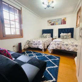 Habitación doble 2 Camas en el hostal Casa Torino ubicado en Providencia a pasos de los centros de salud y el Hospital Salvador